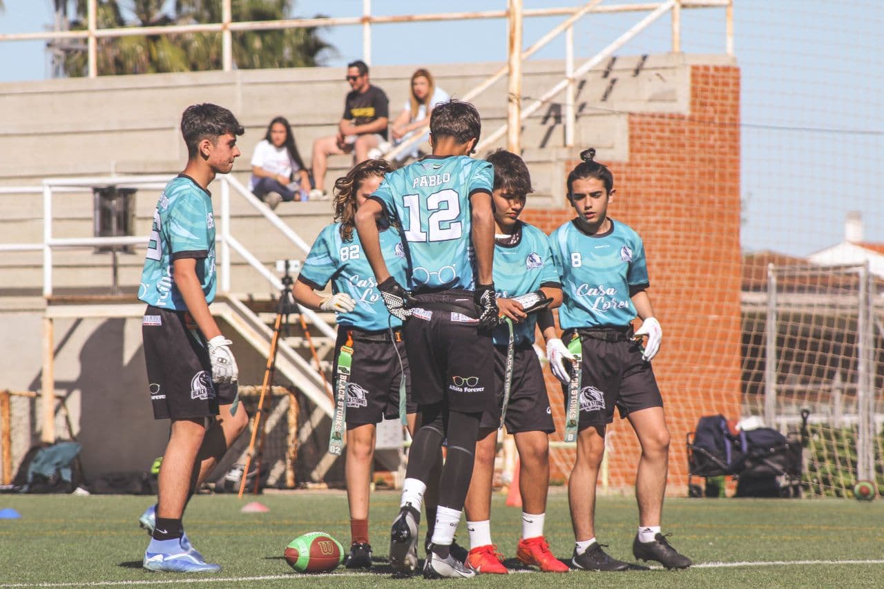 Acción del partido entre Gold Storks y Silver Storks en la liga juvenil de flag football