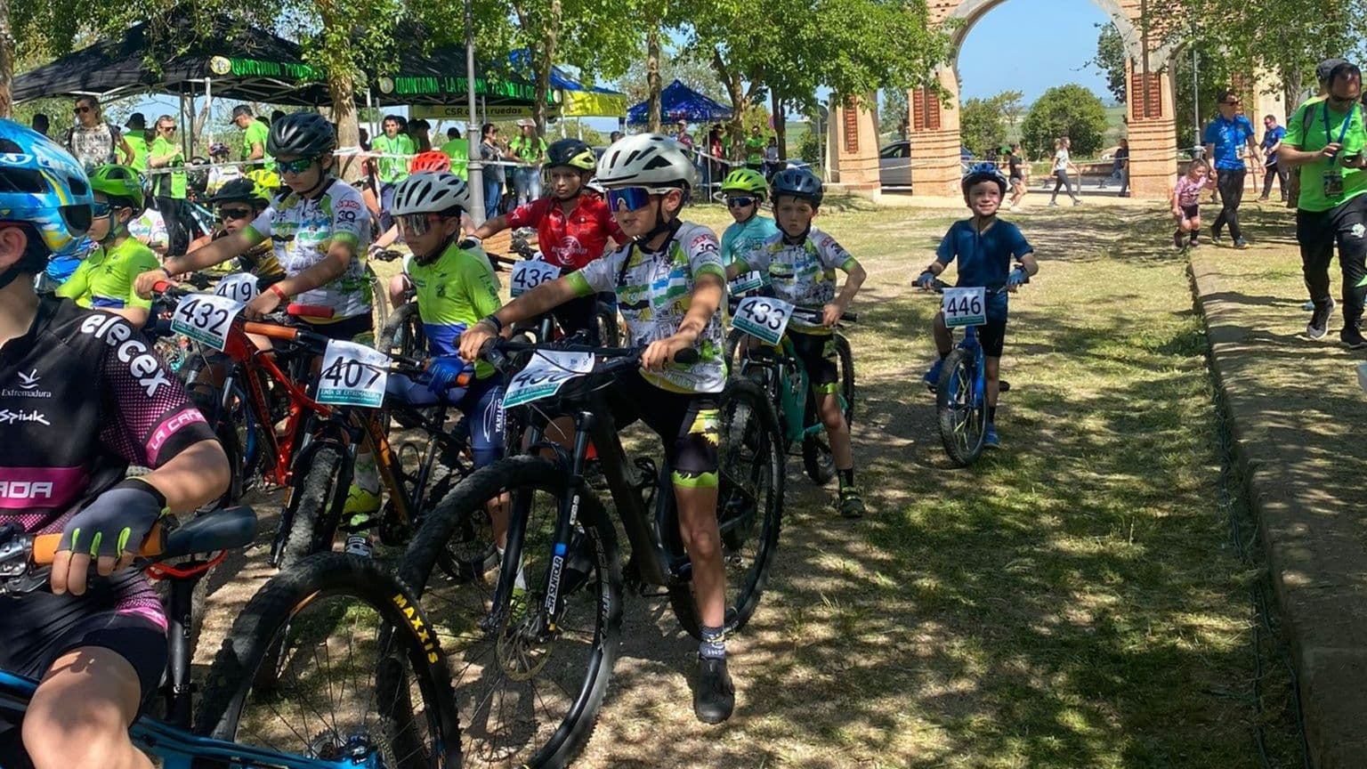 Participantes infantiles y cadetes en el circuito de BTT de Jaraíz de la Vera