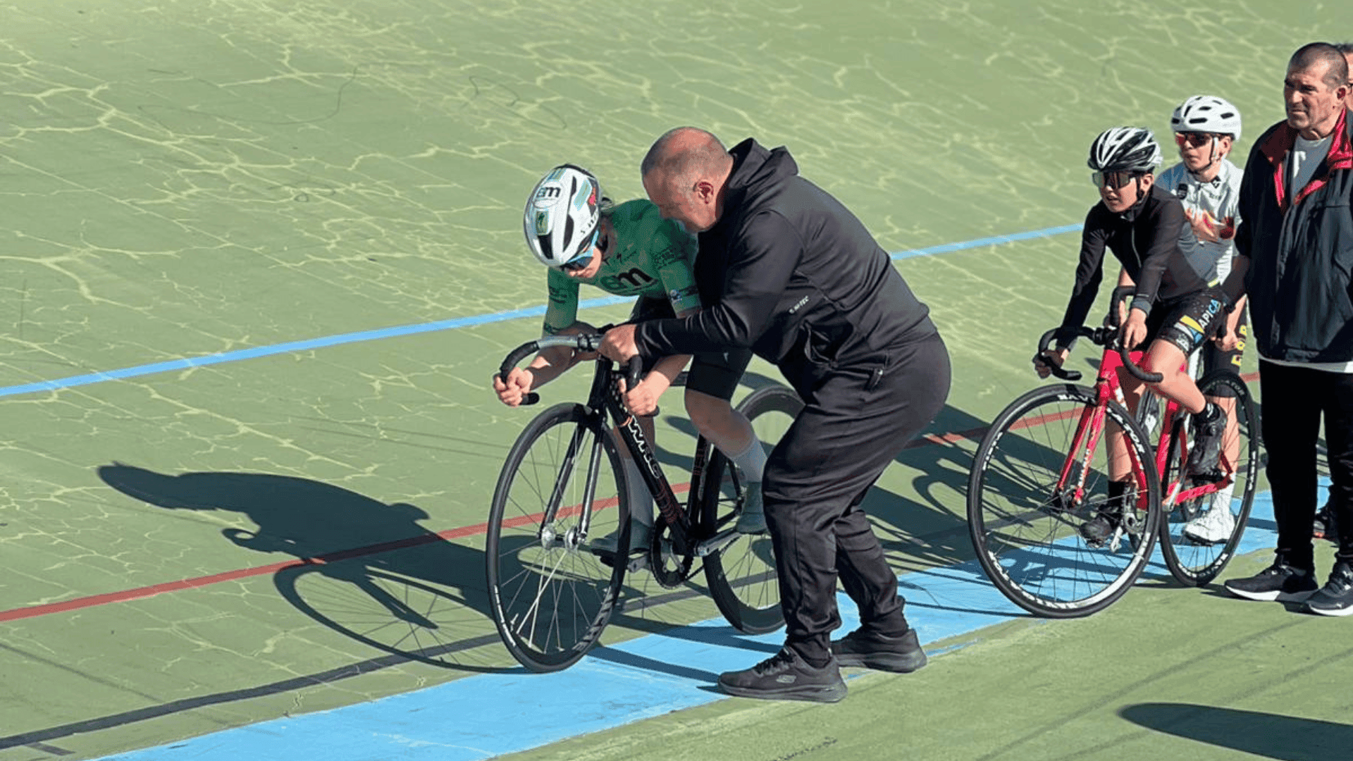 Laura Pérez competirá en Galapagar tras afinar su velocidad junto a la Federación Extremeña de Ciclismo