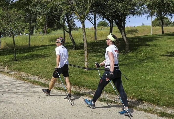 Participantes en una actividad de marcha nórdica inclusiva
