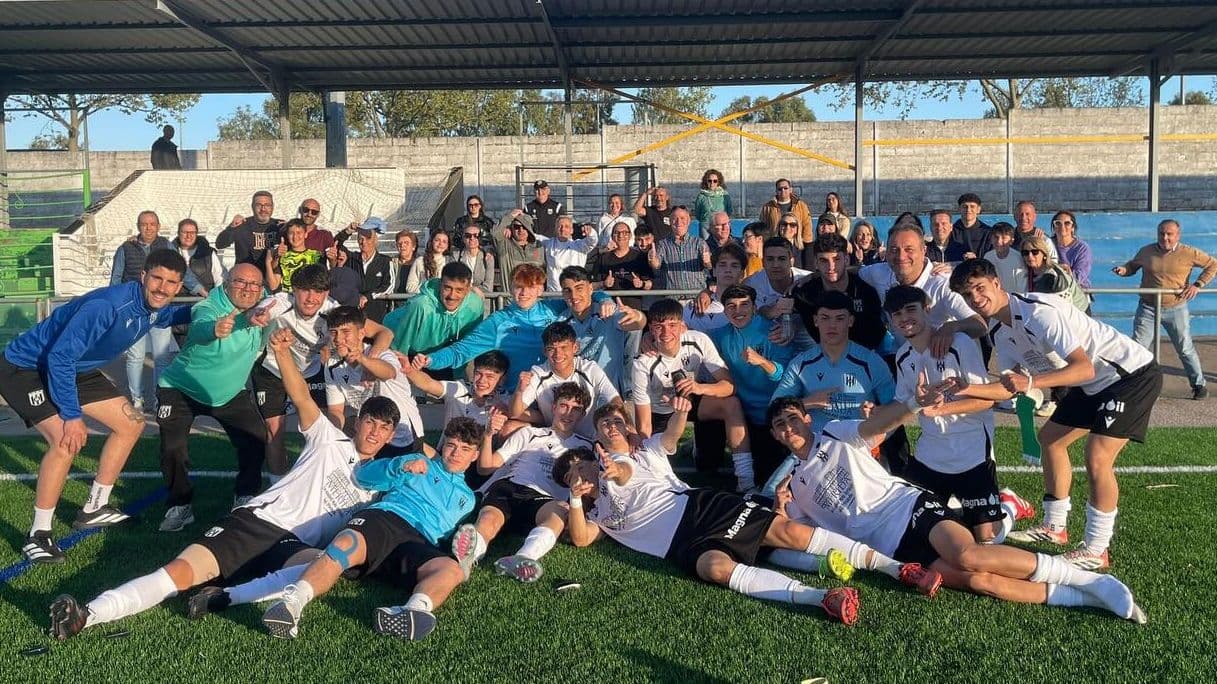 Jugadores del Mérida juvenil celebrando una victoria en Liga Nacional