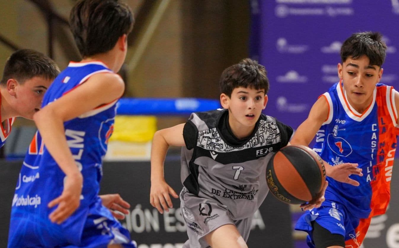 La selección mini masculina de Extremadura celebra su victoria ante Asturias en el Campeonato de España de minibasket