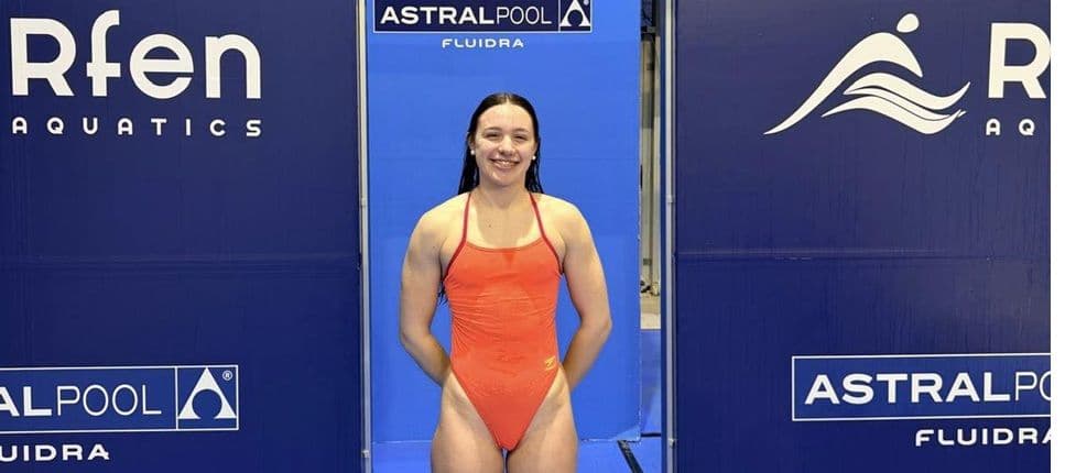 Lucía Carvajal, de Los Delfines, compite en el Campeonato de España infantil de natación en Sabadell