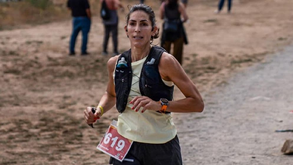 Nieves Mateos durante una carrera de trail por montaña