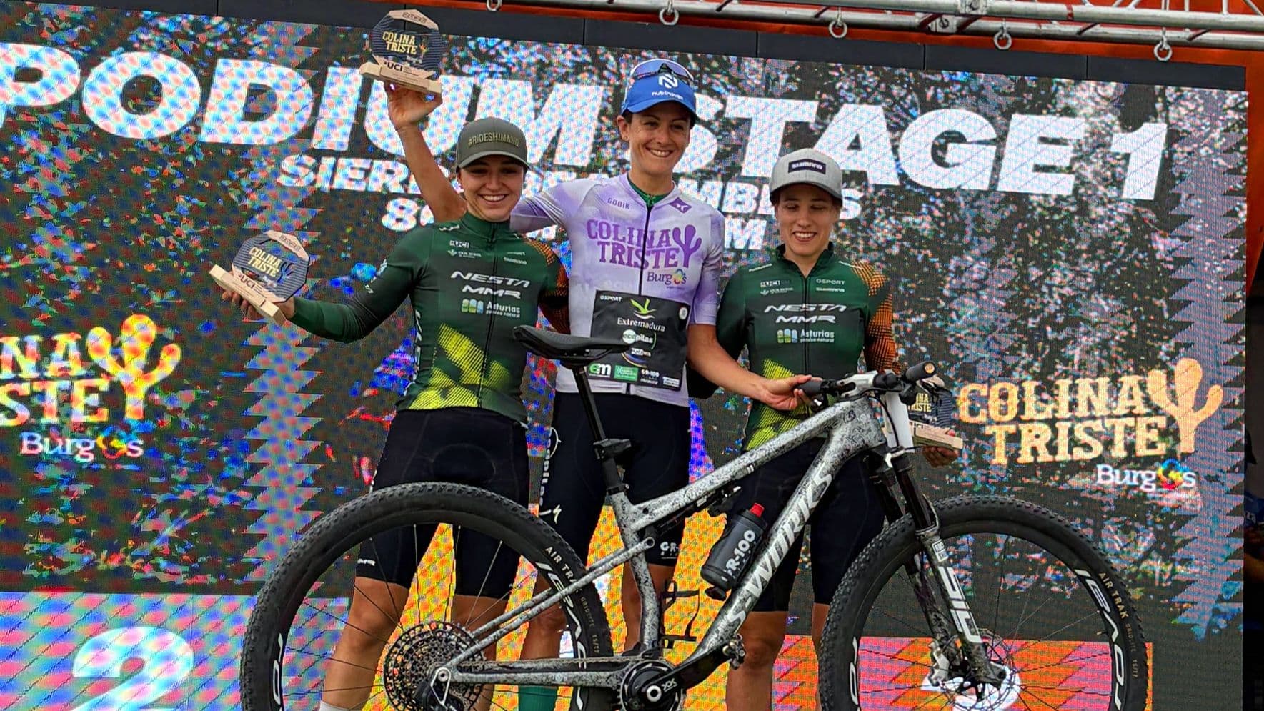 Natalia Fischer celebra la victoria final de Colina Triste con el maillot del Extremadura-Ecopilas