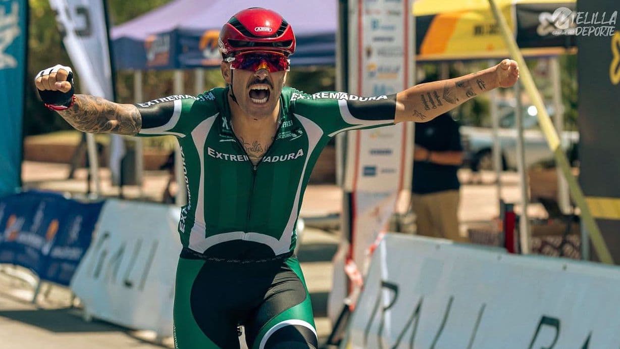 Rubén Tanco compitiendo en una prueba de ciclismo paralímpico