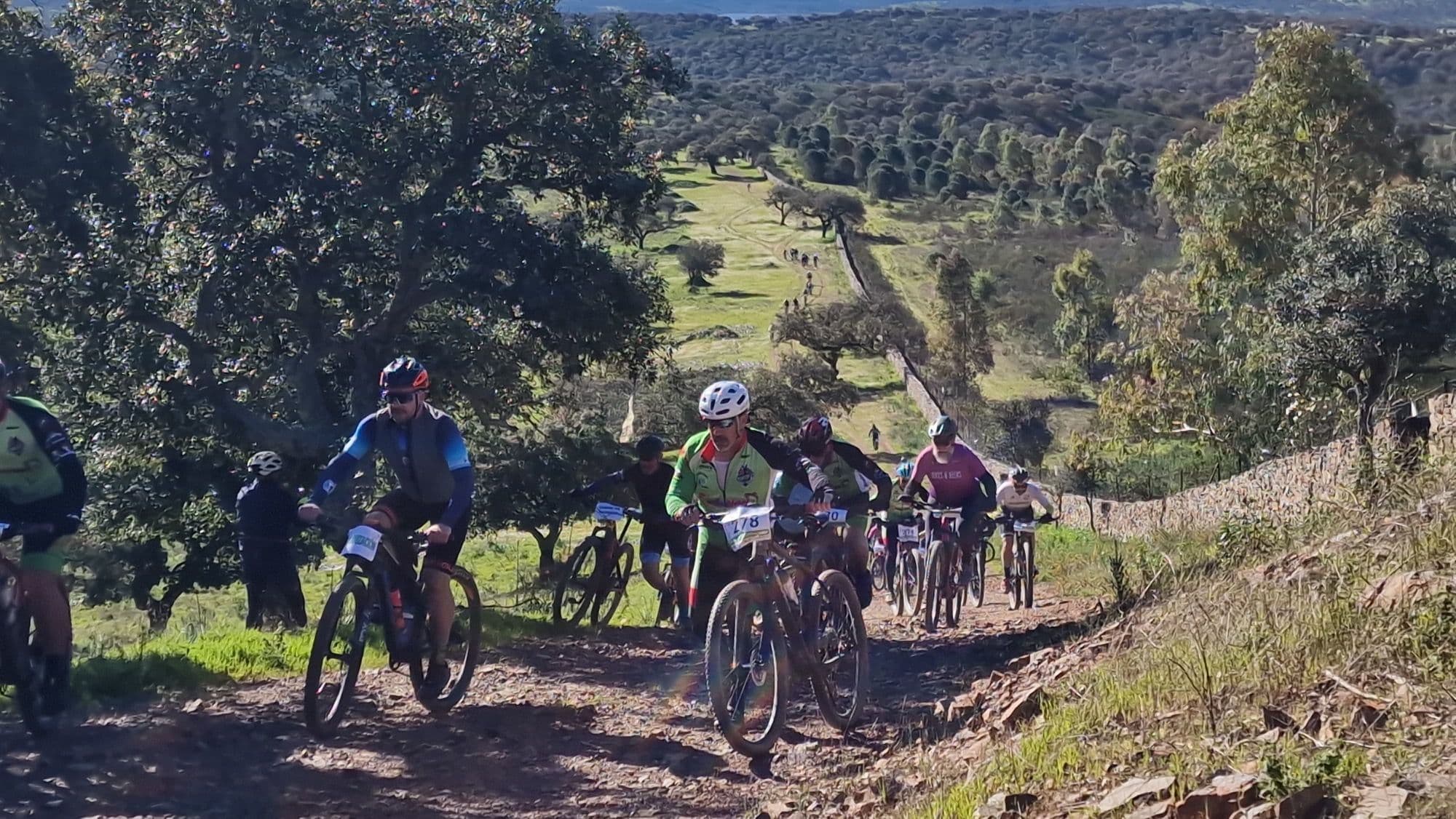 Avituallamiento junto al Castillo de Azagala en la ruta cicloturista de Alburquerque