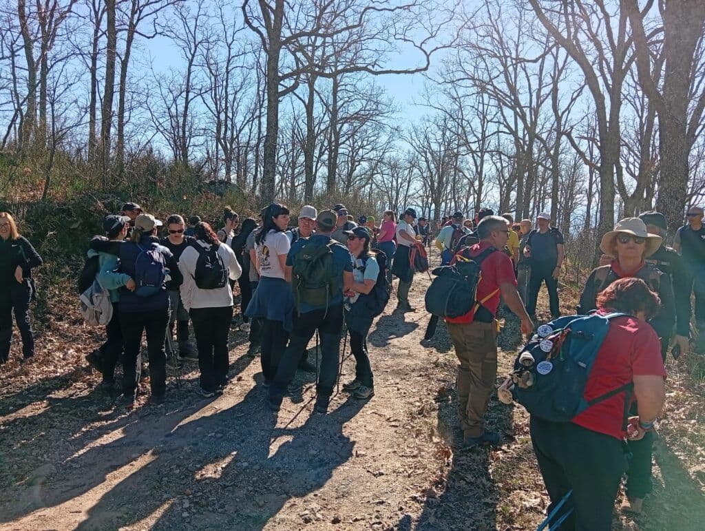 Senderistas durante la Ruta del Canchal Negro en La Vera