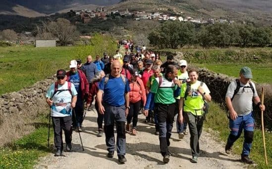 Más de 200 senderistas disfrutan de la Ruta de los 3 Pueblos en el Circuito La Vera a Pie