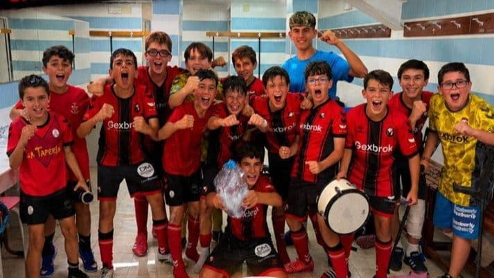 Jugadores del CP Vedruna celebrando su clasificación para la final extremeña alevín
