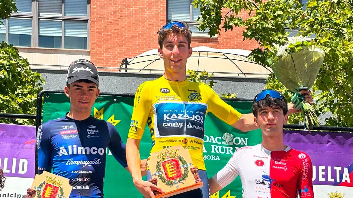 Martín Gutiérrez con el maillot de líder de la Vuelta a Valladolid