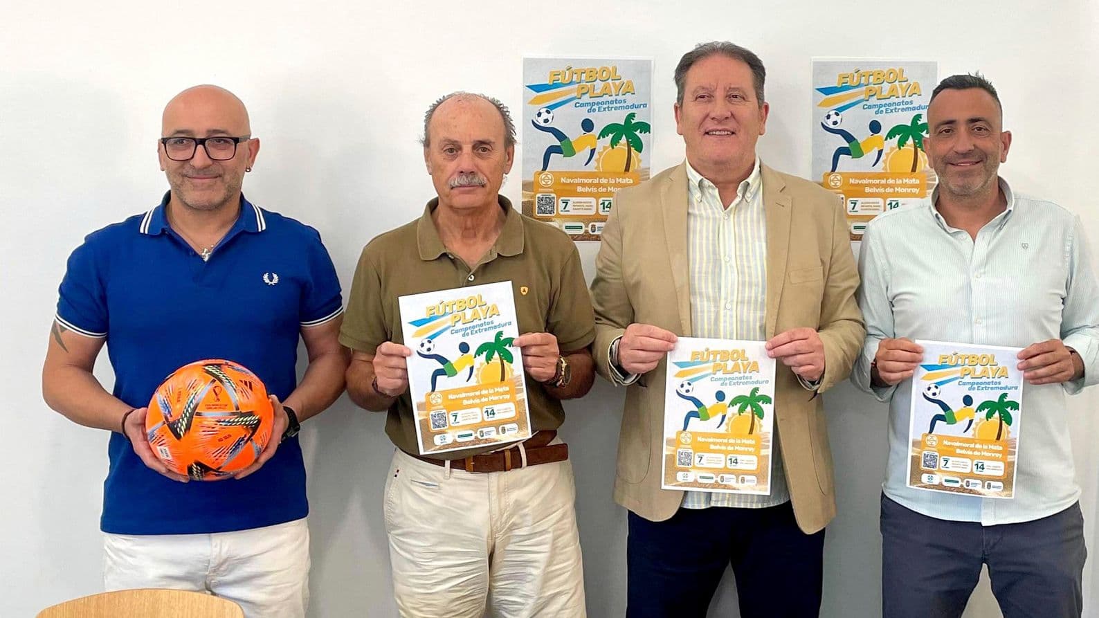 Representantes institucionales durante la presentación de los campeonatos regionales de fútbol playa