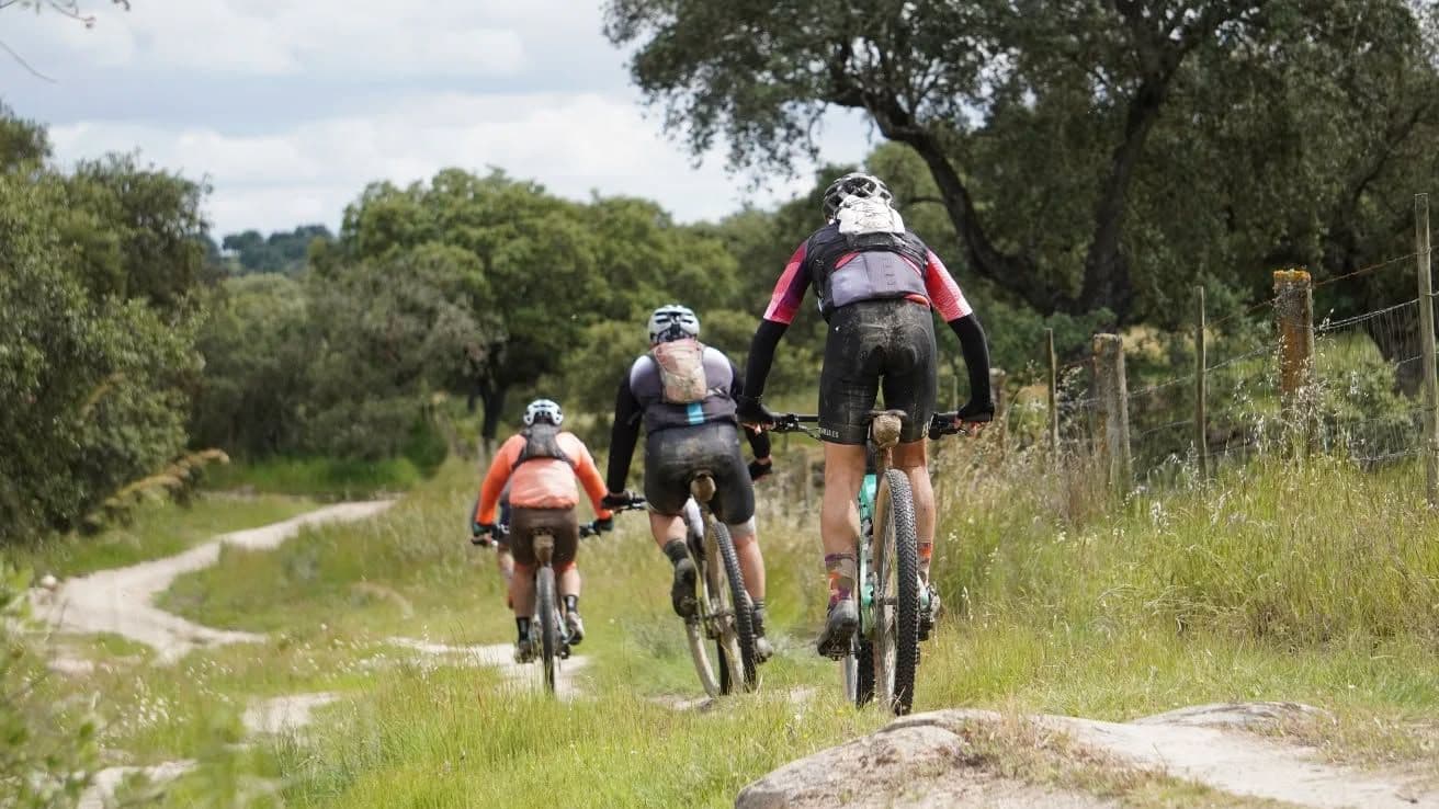 Participantes de MTB y gravel en una travesía de ultrarresistencia por Extremadura