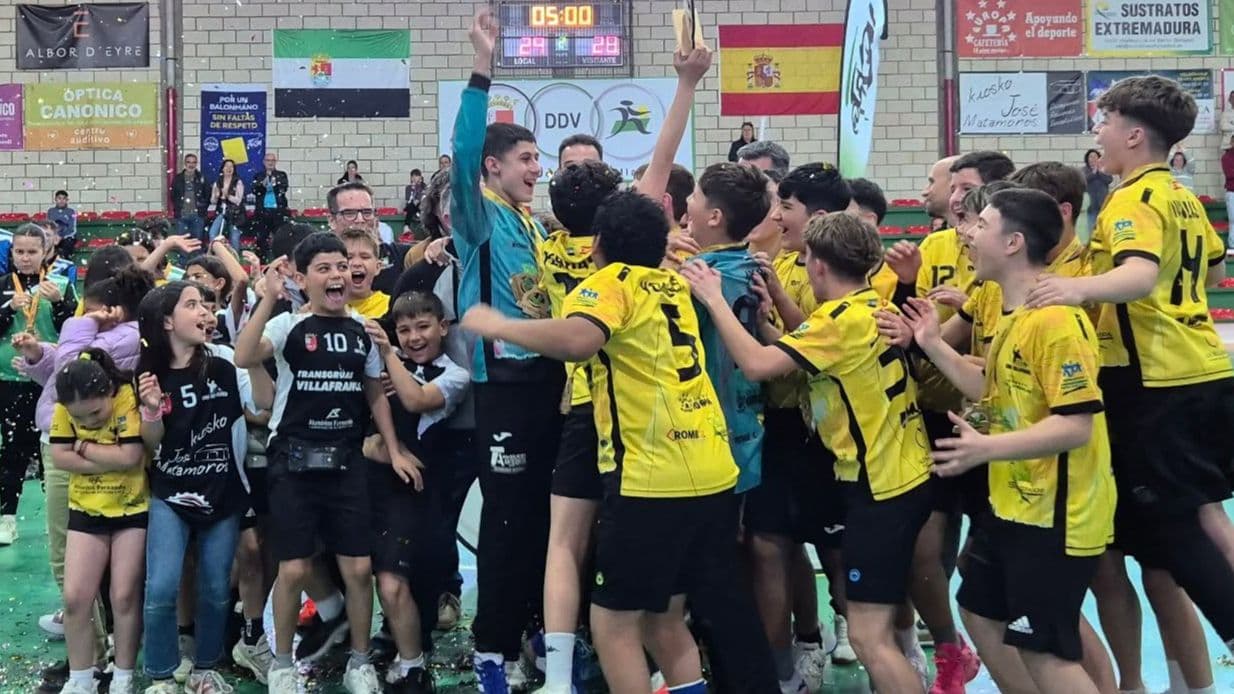 Jugadores del CBM Villafranca celebran el título de campeón de Extremadura infantil masculino