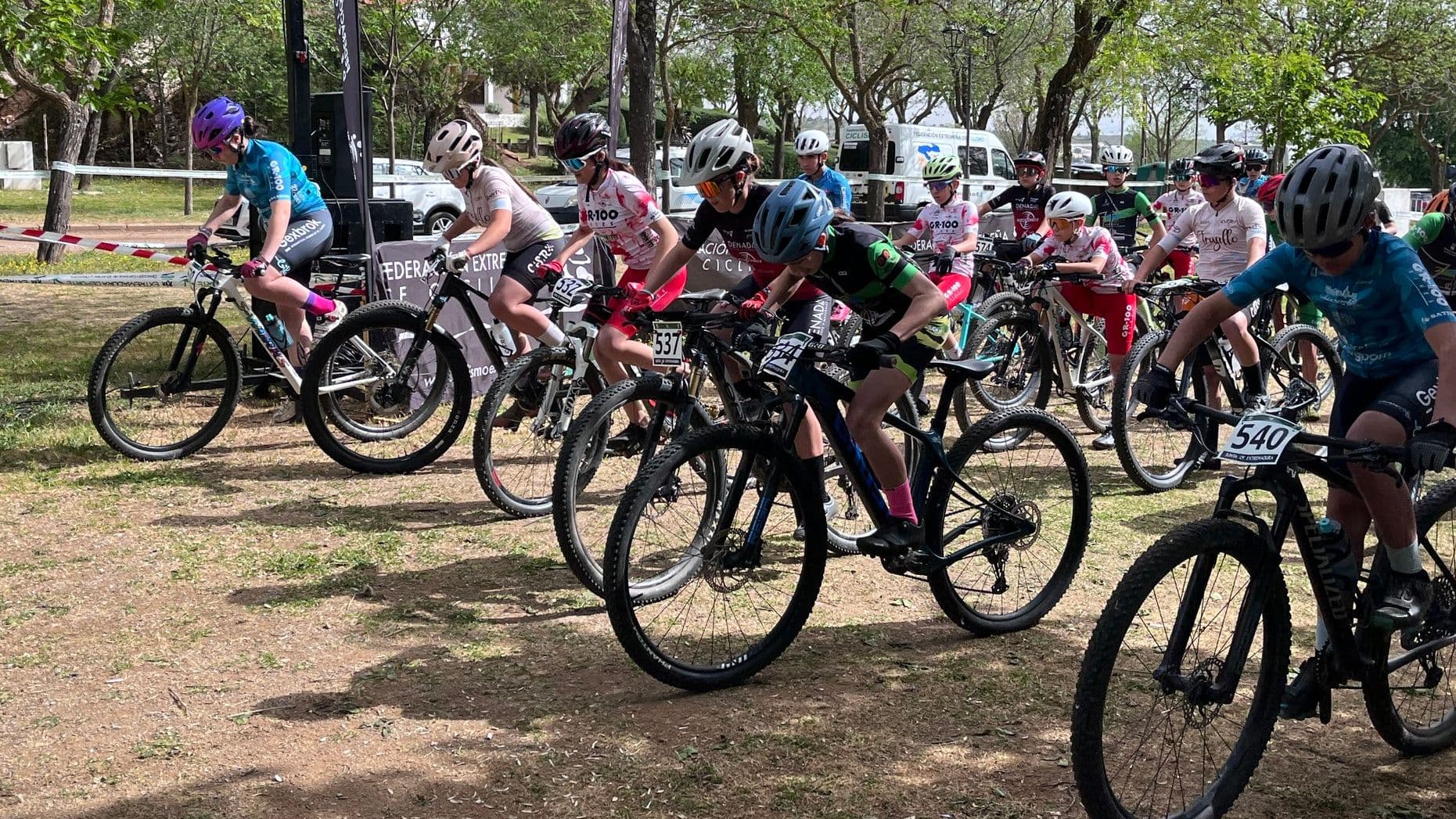 Jóvenes ciclistas durante la prueba celebrada en Los Santos de Maimona