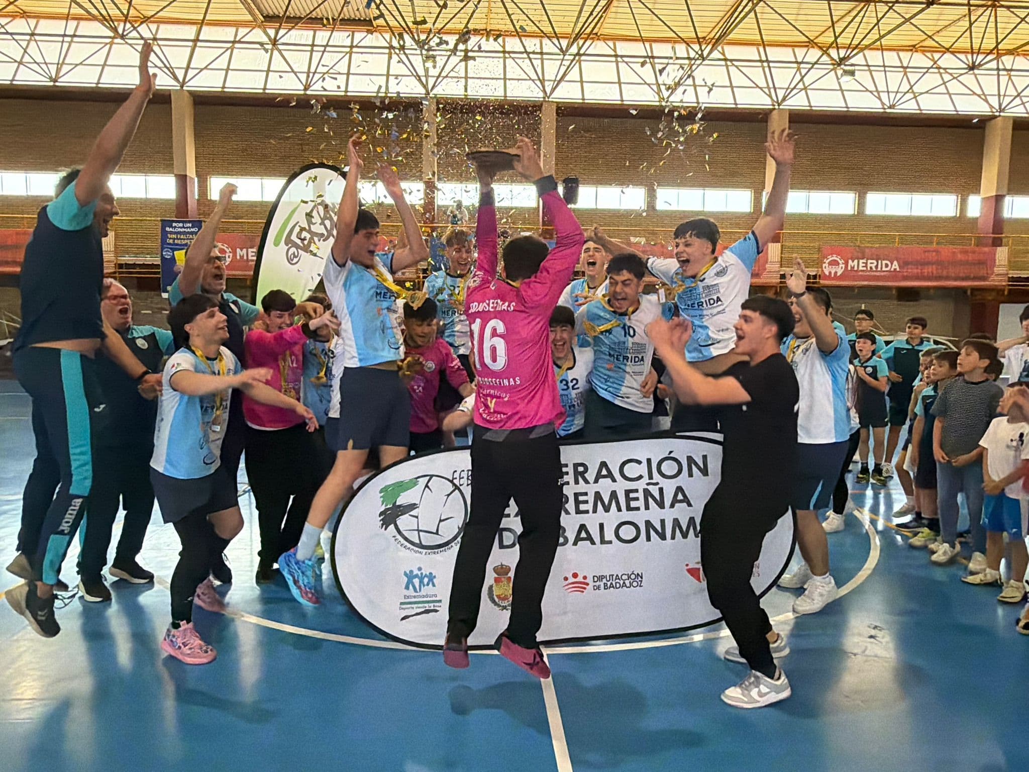 El Josefinas Mérida se corona campeón de Extremadura juvenil de balonmano y sella un pleno impecable