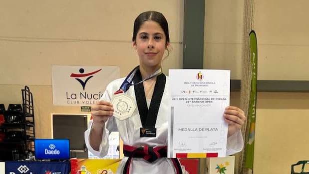 Natalia Triguero, del TKD Villafranca, con la medalla de plata en La Nucía