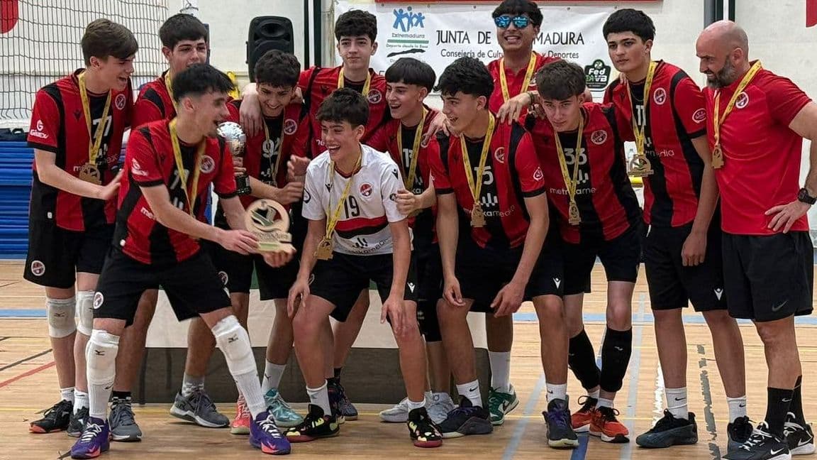 Licenciados Reunidos y Escuelas Cacereñas mandan en el voleibol cadete extremeño