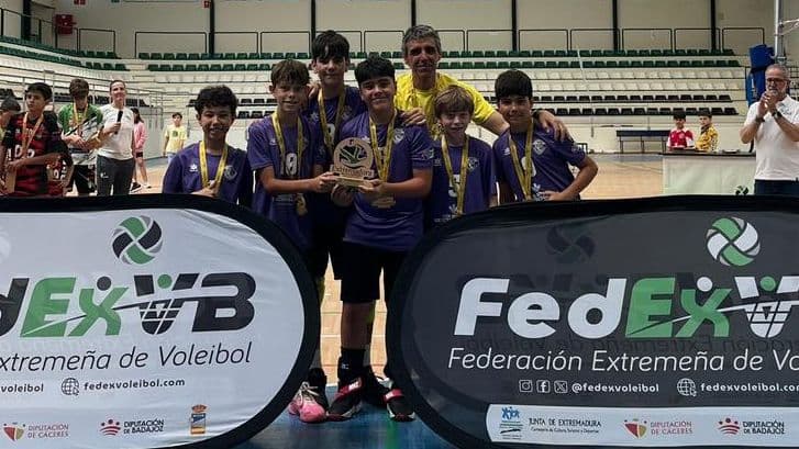 +Voley Badajoz completa una temporada perfecta y reina en el voleibol alevín extremeño