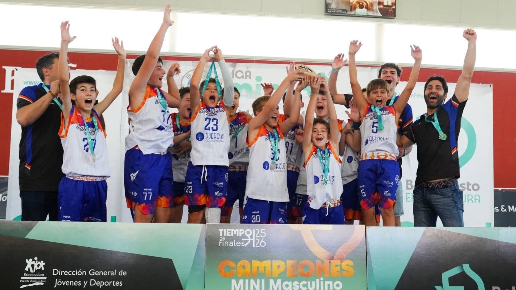 El Josefinas Trinitarias Quercus conquista el título de baloncesto mini masculino de Extremadura