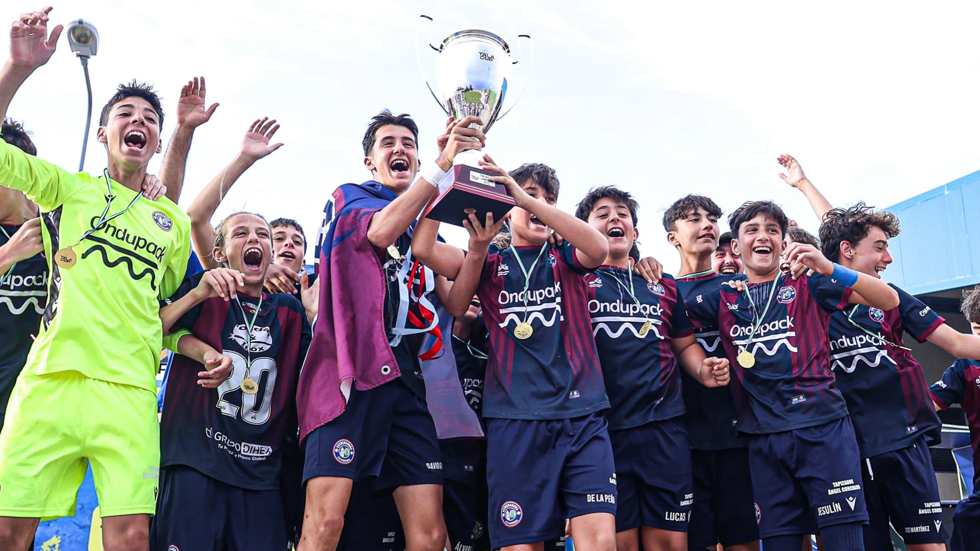 CD Extremadura infantil celebra el título de la TalaCup