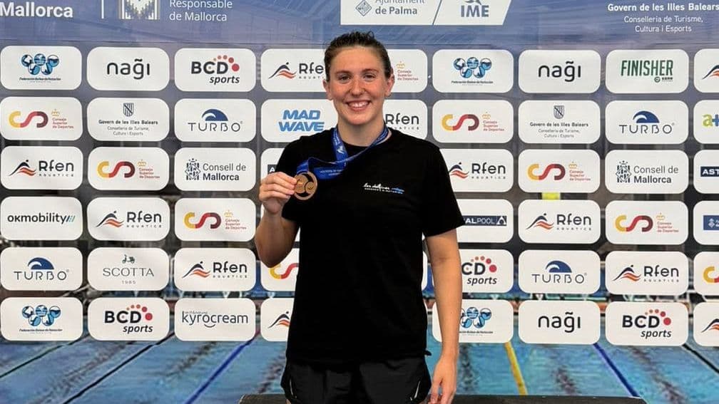 Elena Liarte posa con las medallas logradas en Palma de Mallorca