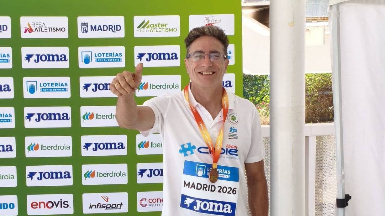 Jesús González Rico celebra el bronce nacional máster en salto de altura