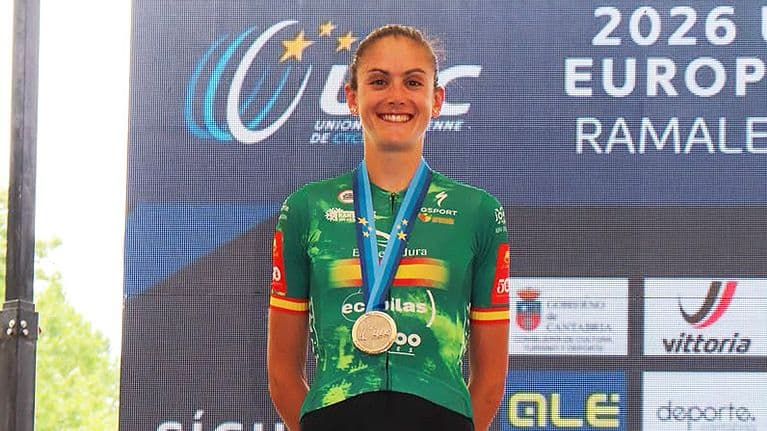 Natalia Fischer en meta tras lograr la plata europea XCM en Cantabria