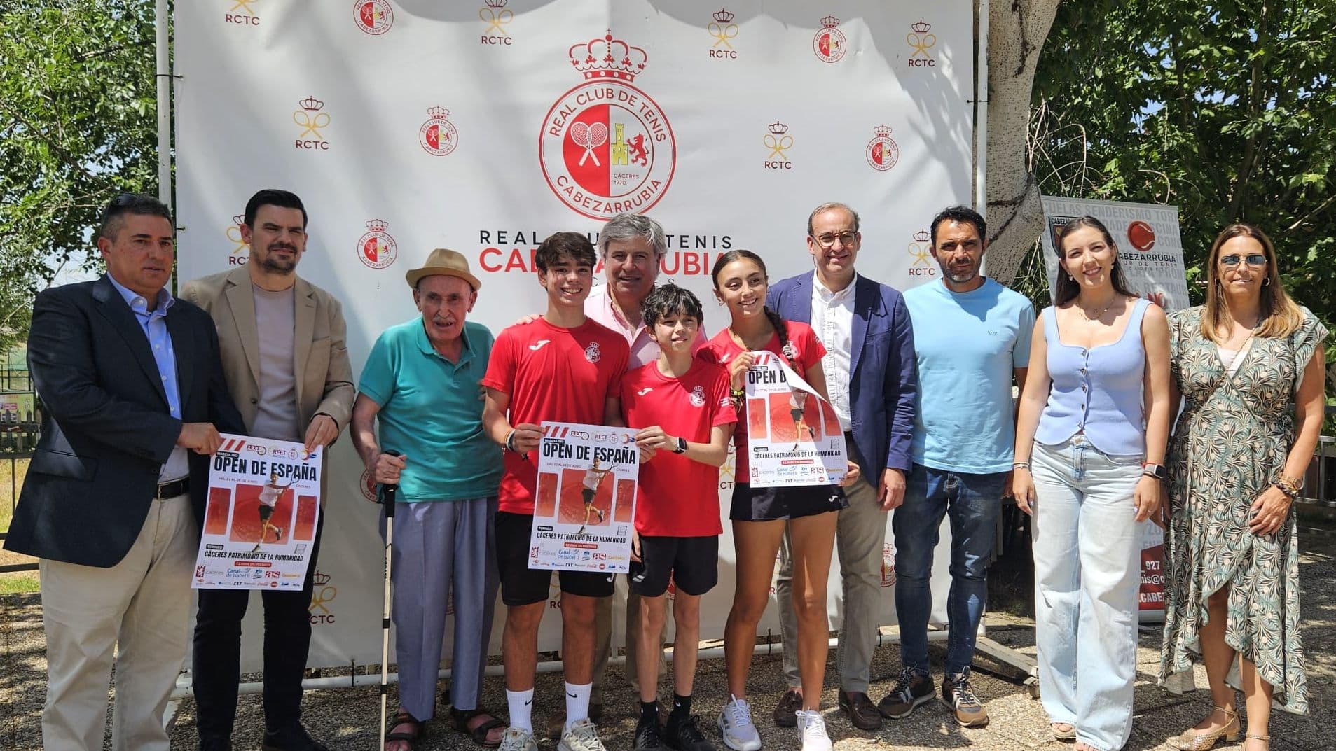 Autoridades y organizadores durante la presentación del torneo de tenis de Cáceres