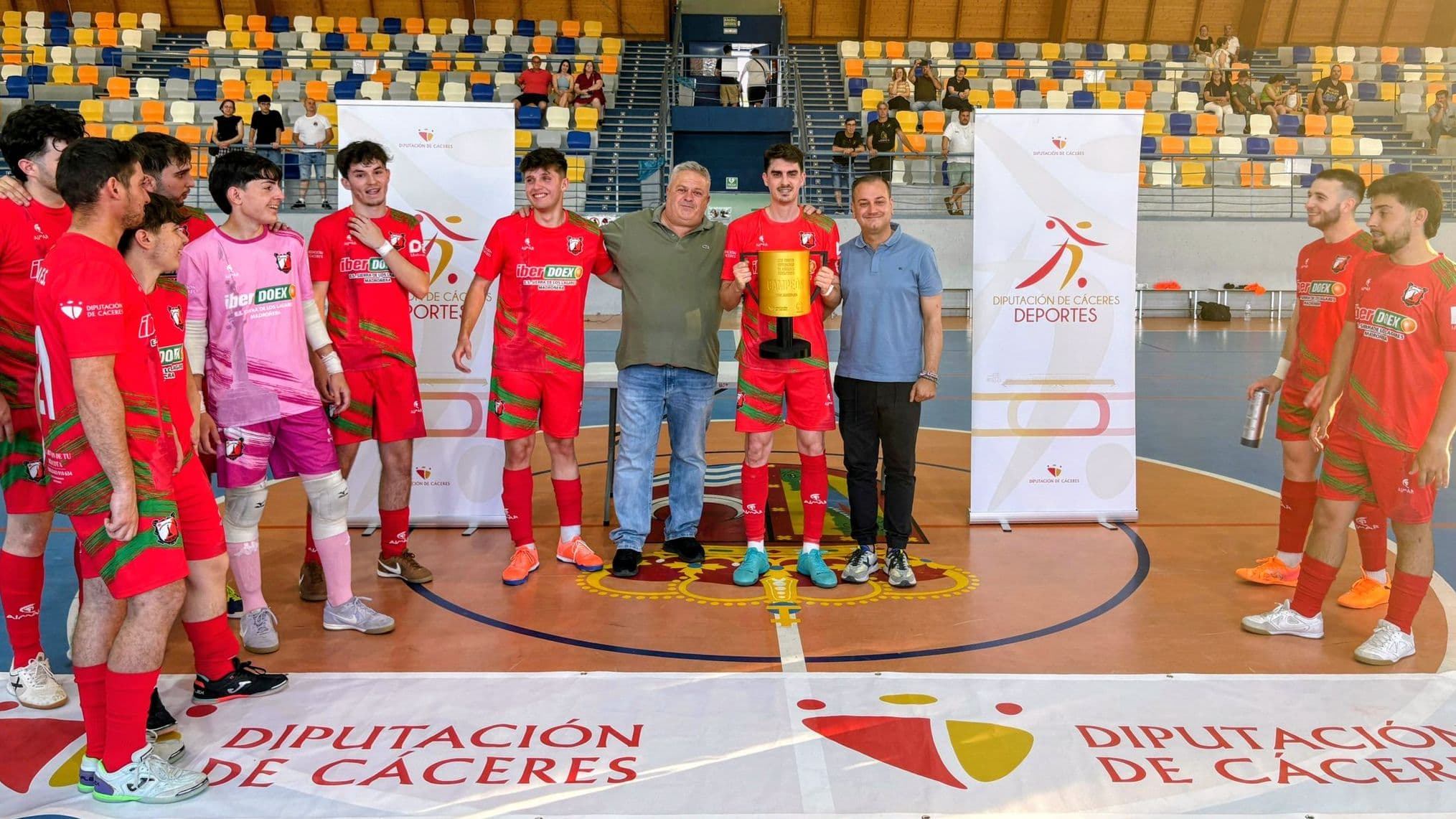 Plantilla de la AD Madroñera FS con el trofeo de campeón provincial