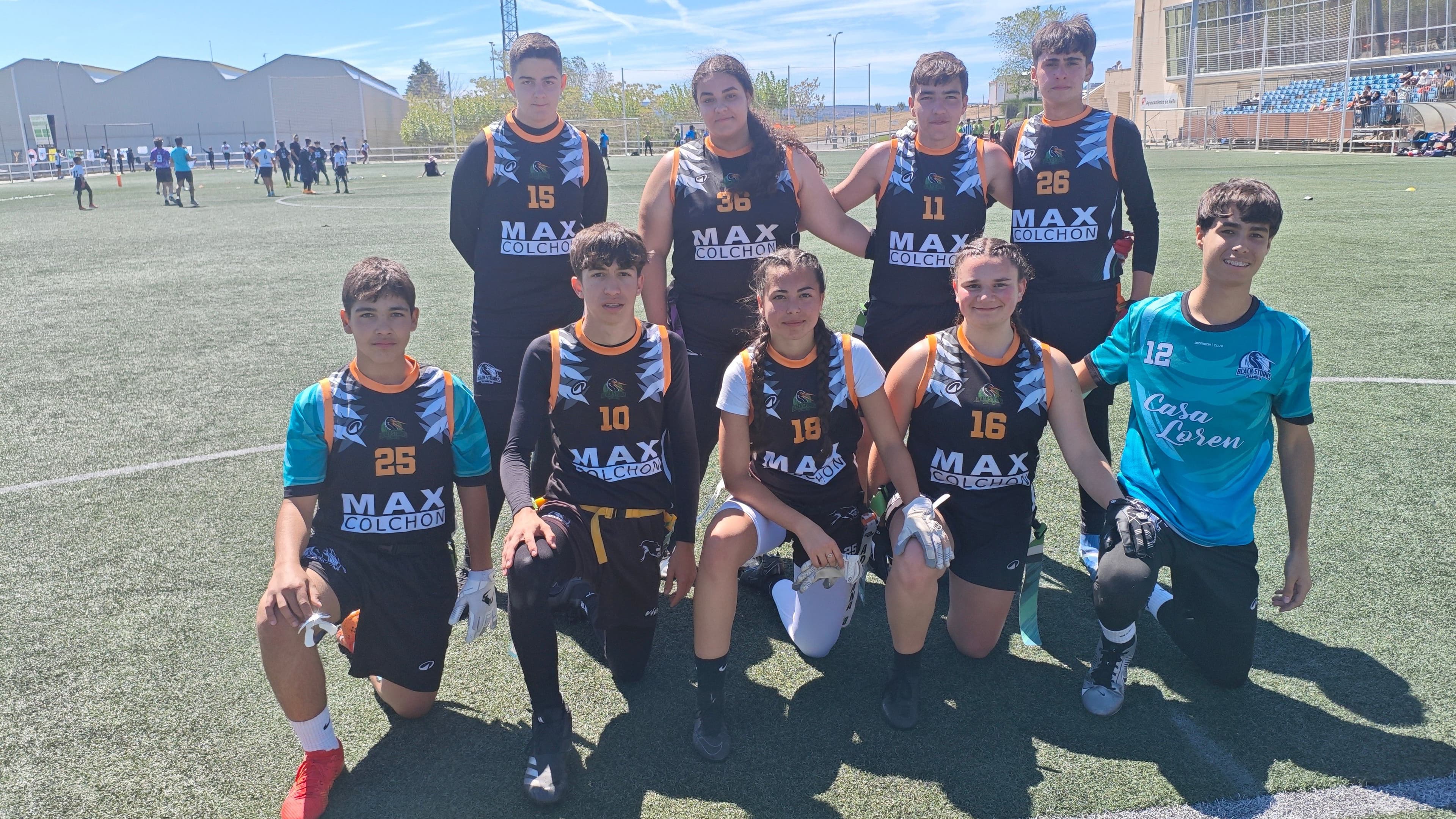 Jugadores de Villanueva Black Storks celebrando el título sub-17 en la Ávila Bowl