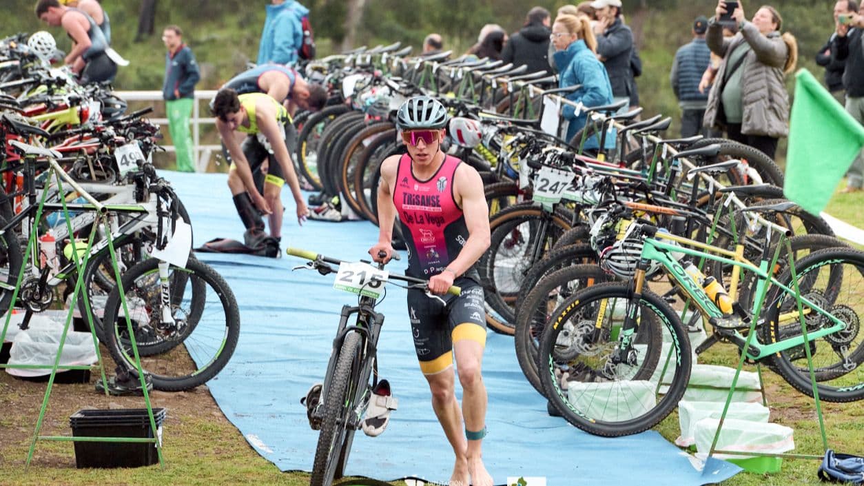 Triatletas compitiendo en Mirabel en el Campeonato de Extremadura de Triatlón Cros