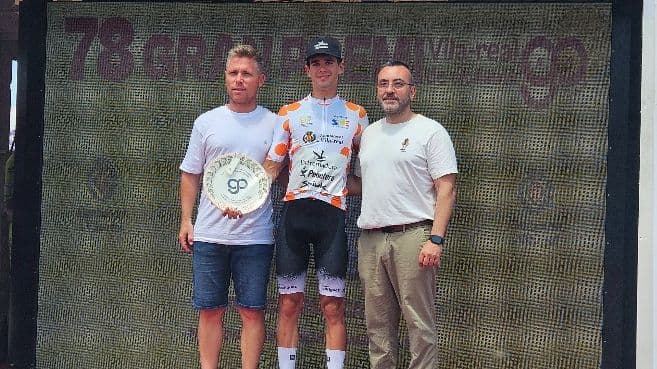 Joserra Jiménez conquista el Gran Premio Vila-real y da al Extremadura Pebetero su primera vuelta del año
