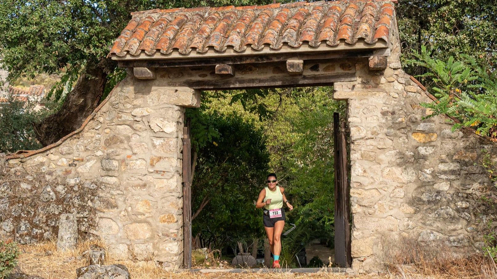 Participantes recorren los senderos del Artetrail de Torrejoncillo