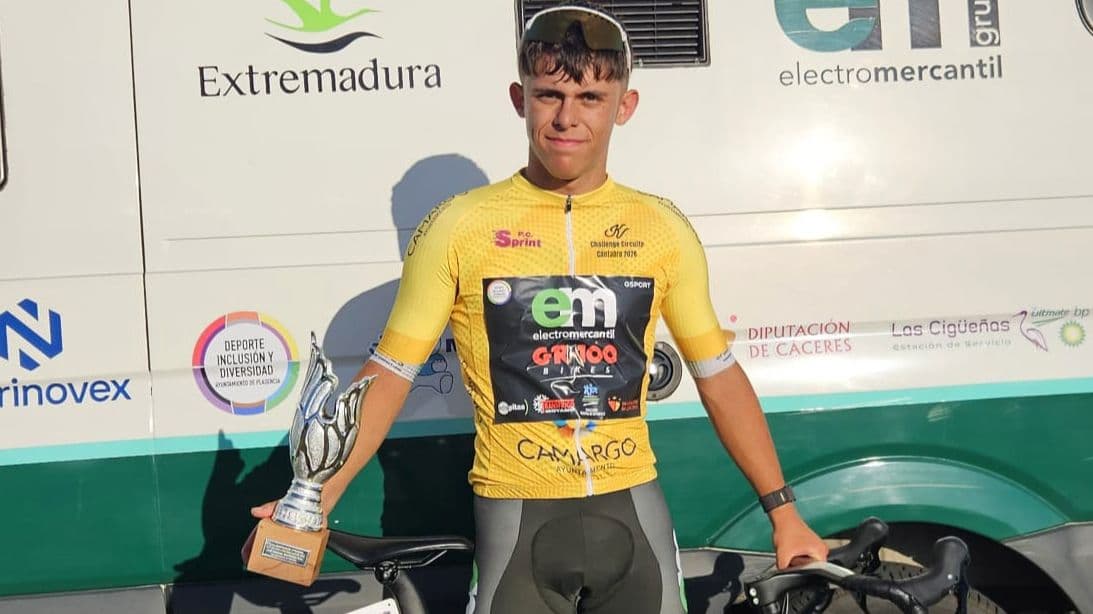 Samuel Gómez celebra su victoria de etapa con el Electromercantil-GR100 en Ruiloba