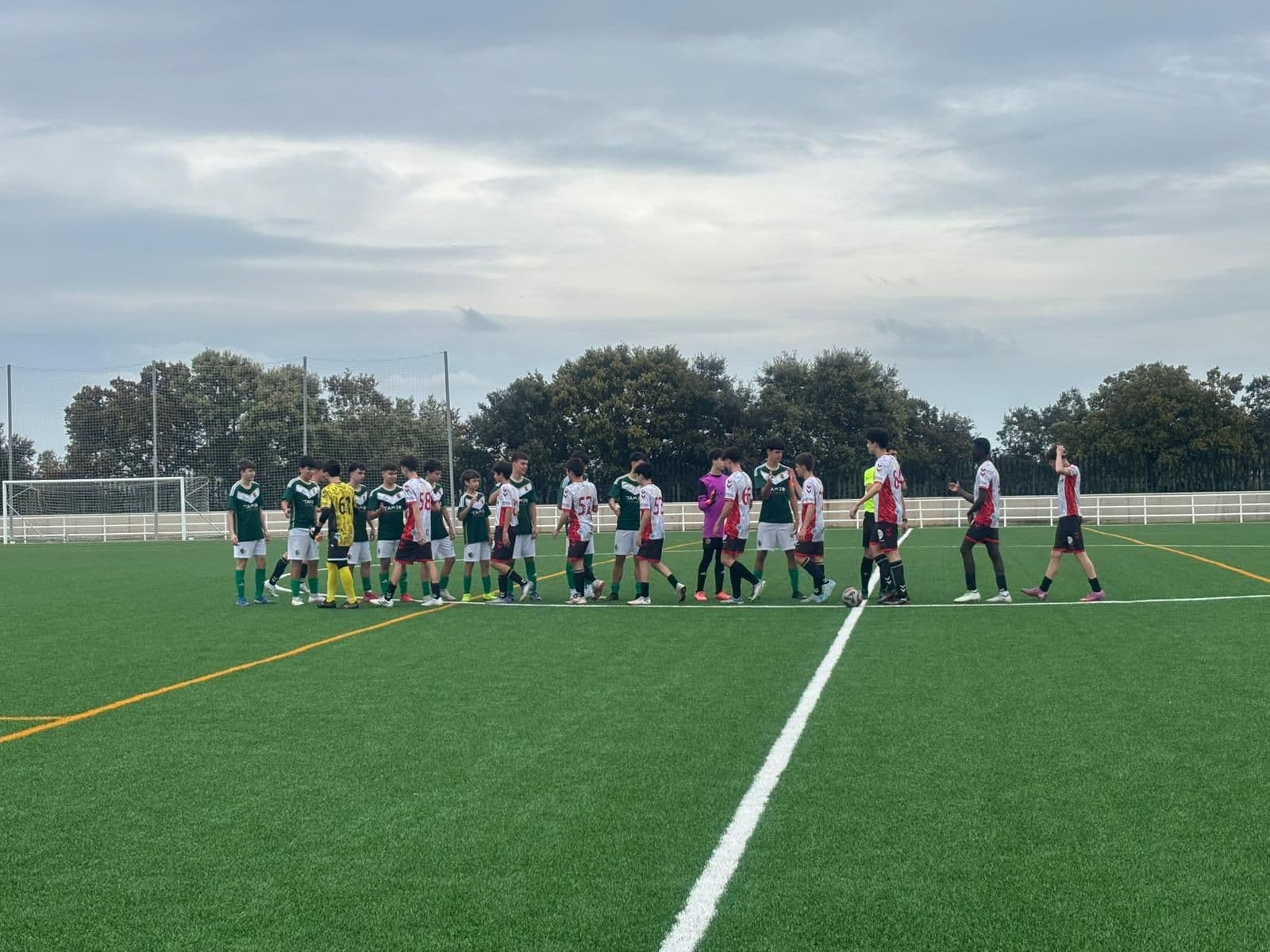 Jugadores del Cacereño C y del Vedruna en un duelo de Segunda Cadete Judex