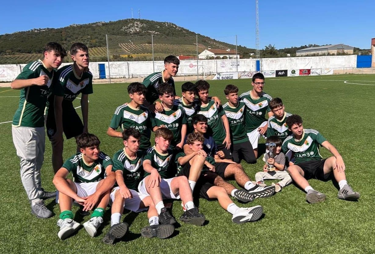 El Cacereño B cadete celebra su triunfo en el III Torneo Cantera Fernando Pacheco