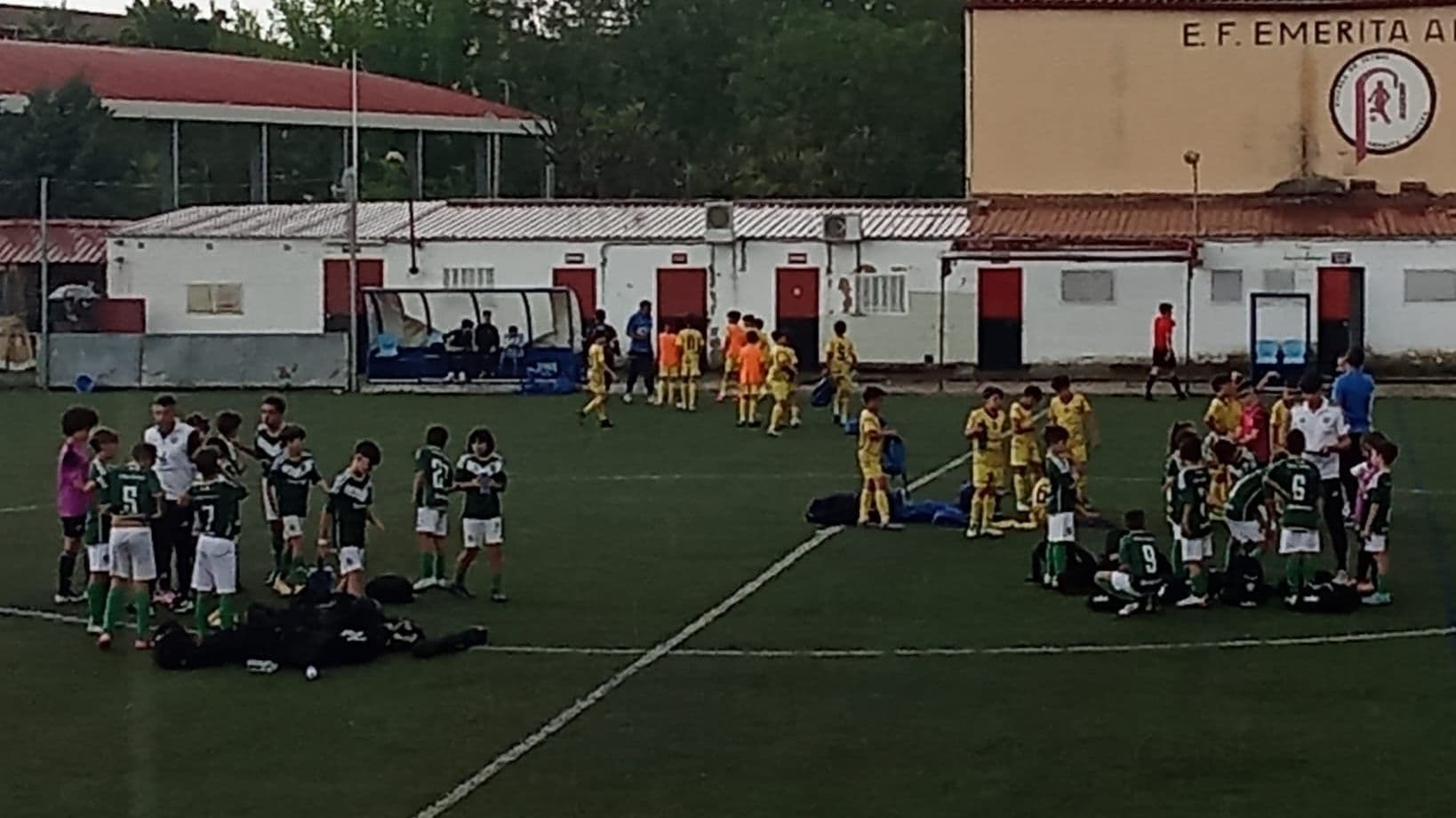 Jugadores del Cacereño benjamín en su partido ante el Atlético Romano en Mérida