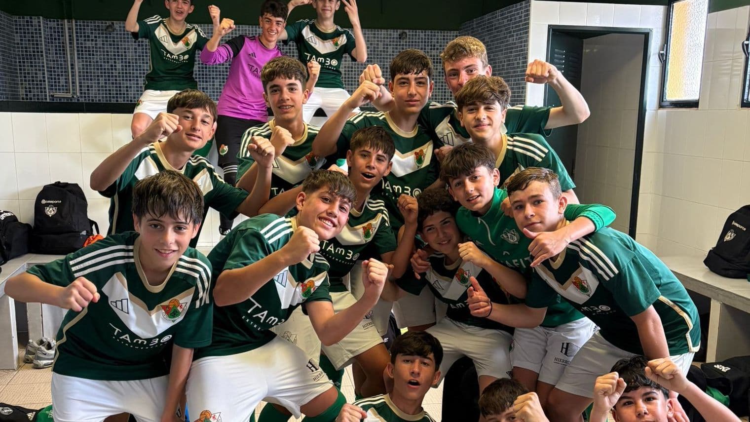 Jugadores del Cacereño infantil celebran uno de los goles ante el Villafranca