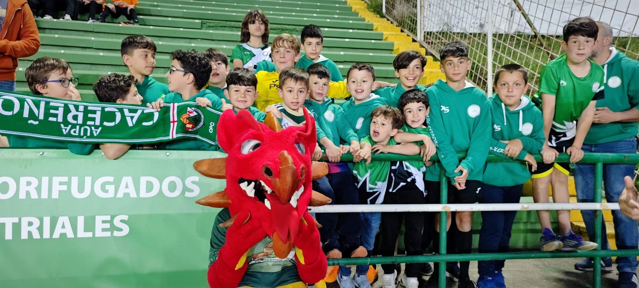 Más de 300 canteranos empujan al Cacereño en una noche de épica y resistencia