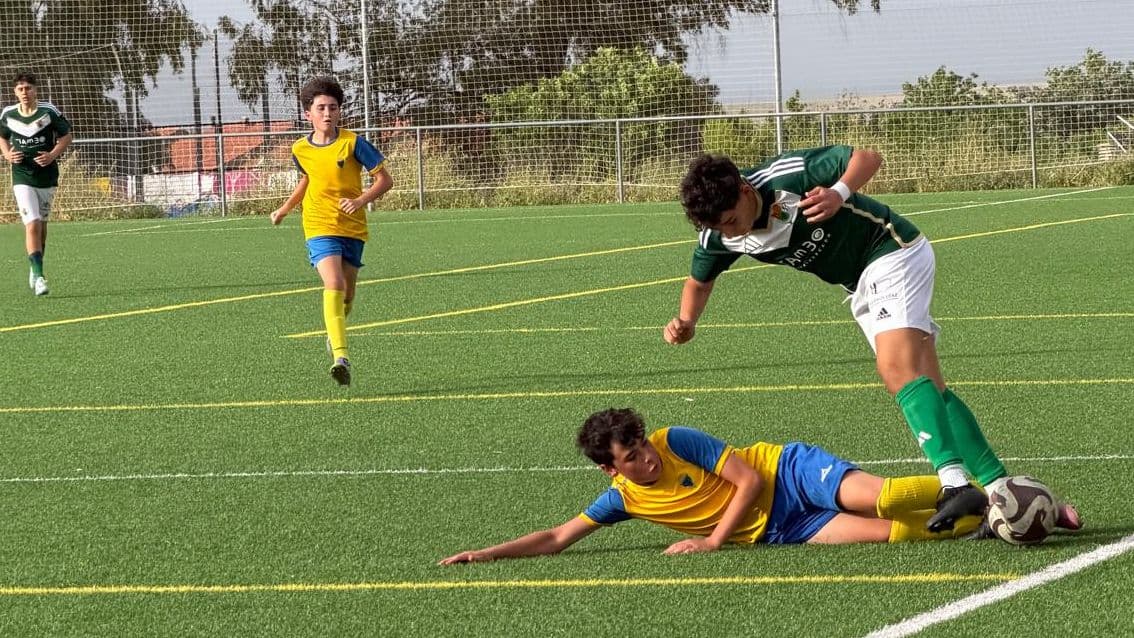 Acción del partido entre Cacereño F y Malpartida A en categoría cadete