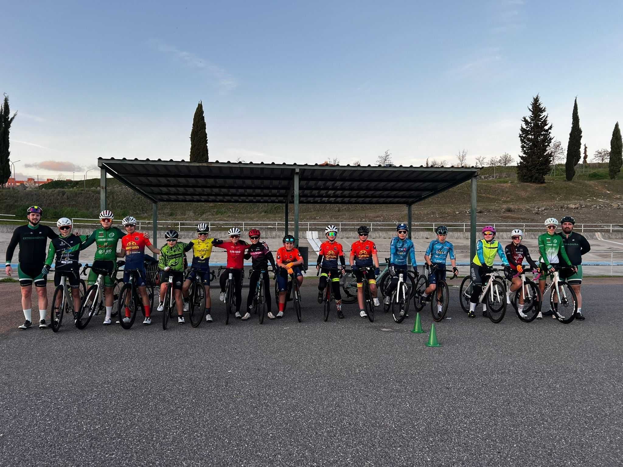 Jóvenes ciclistas infantiles durante una jornada de tecnificación en Mérida