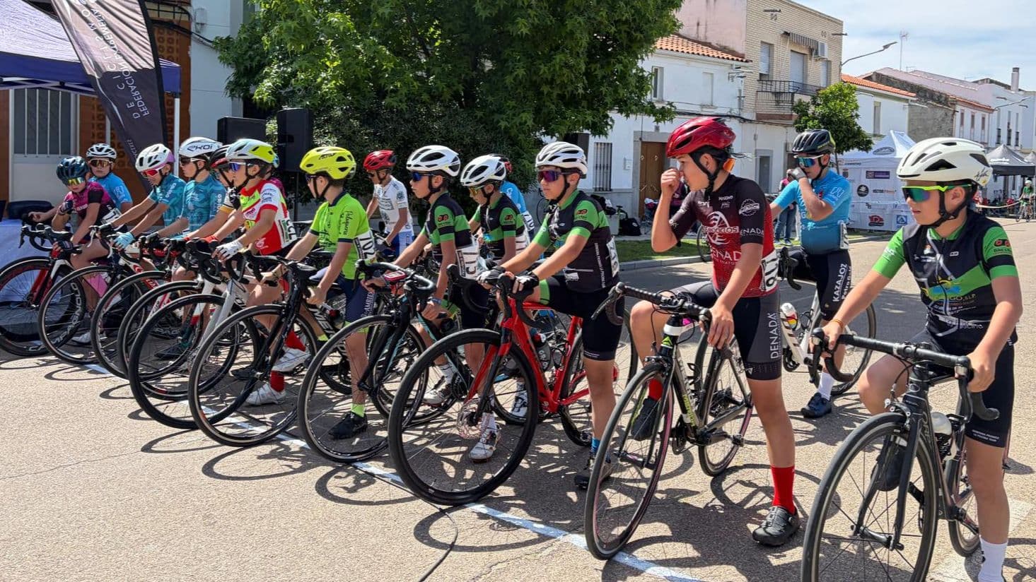 Jóvenes ciclistas compitiendo en los JUDEX de carretera en Quintana de la Serena