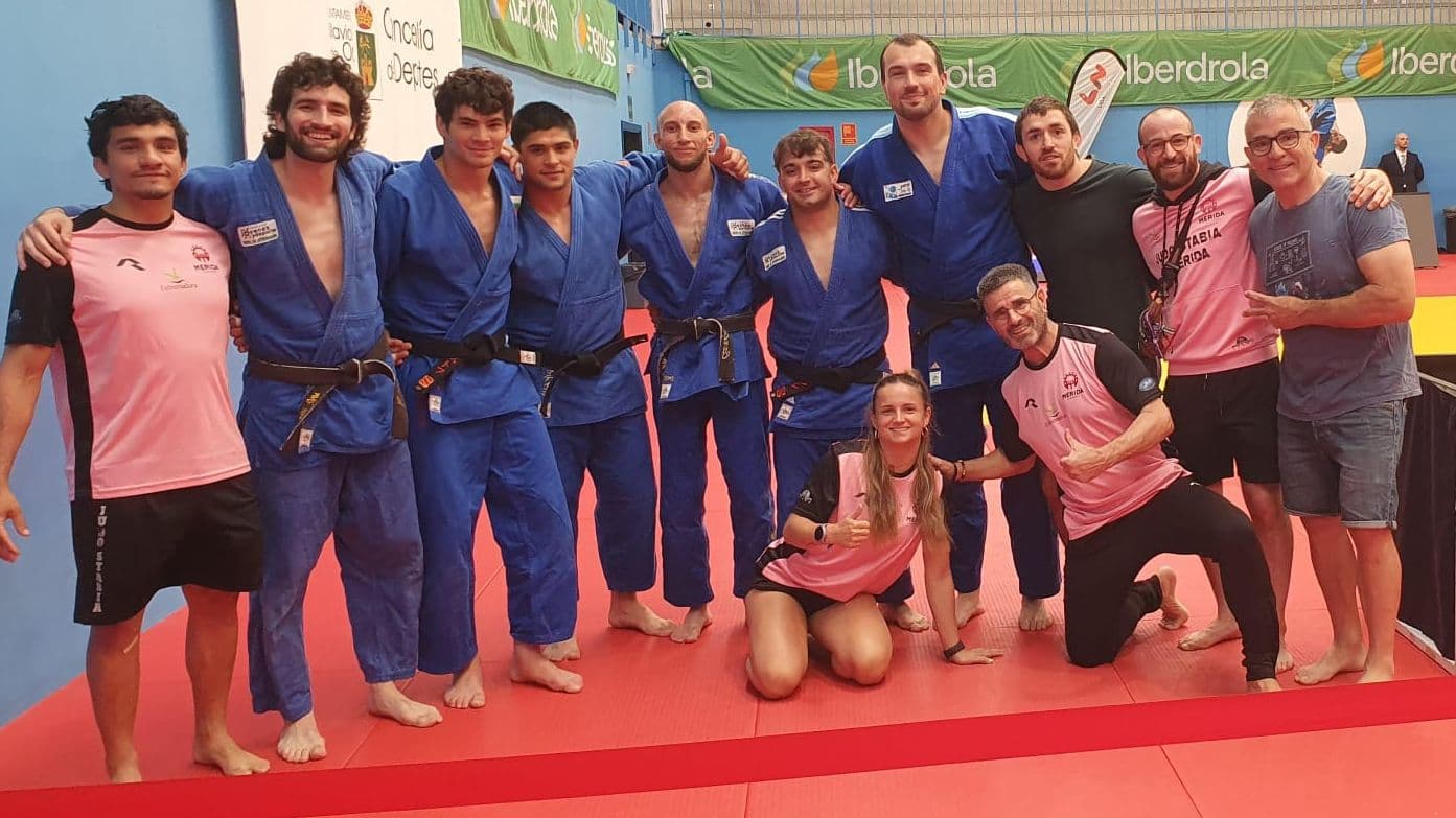 Deportistas del Judo Club Stabia tras completar una jornada de competición