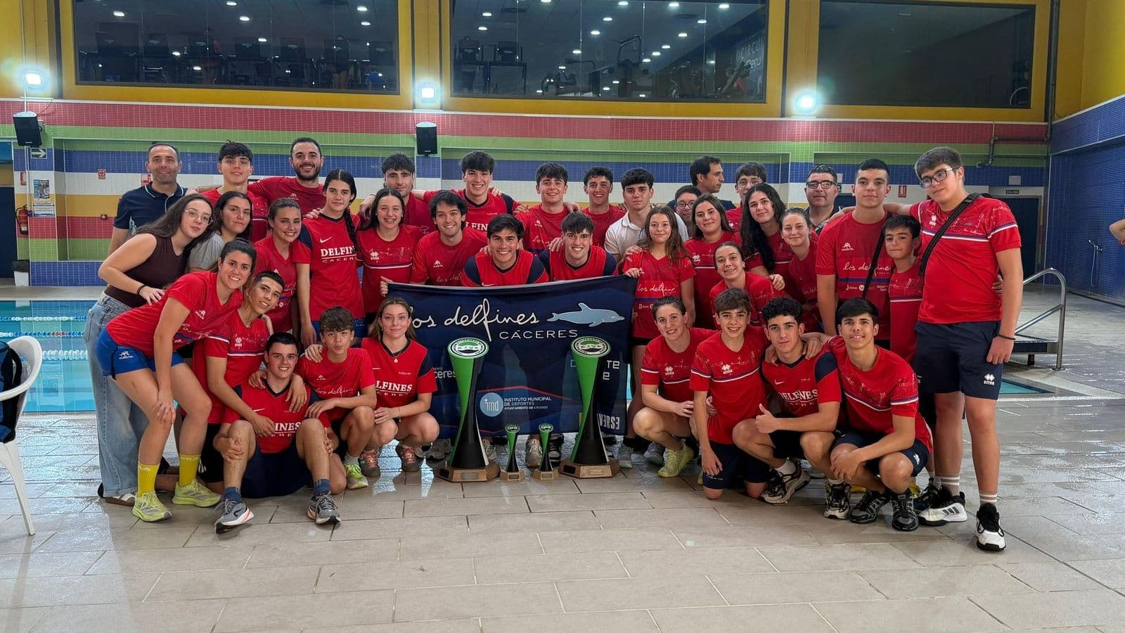 Nadadores de Cáceres Delfines celebrando el doblete masculino y femenino