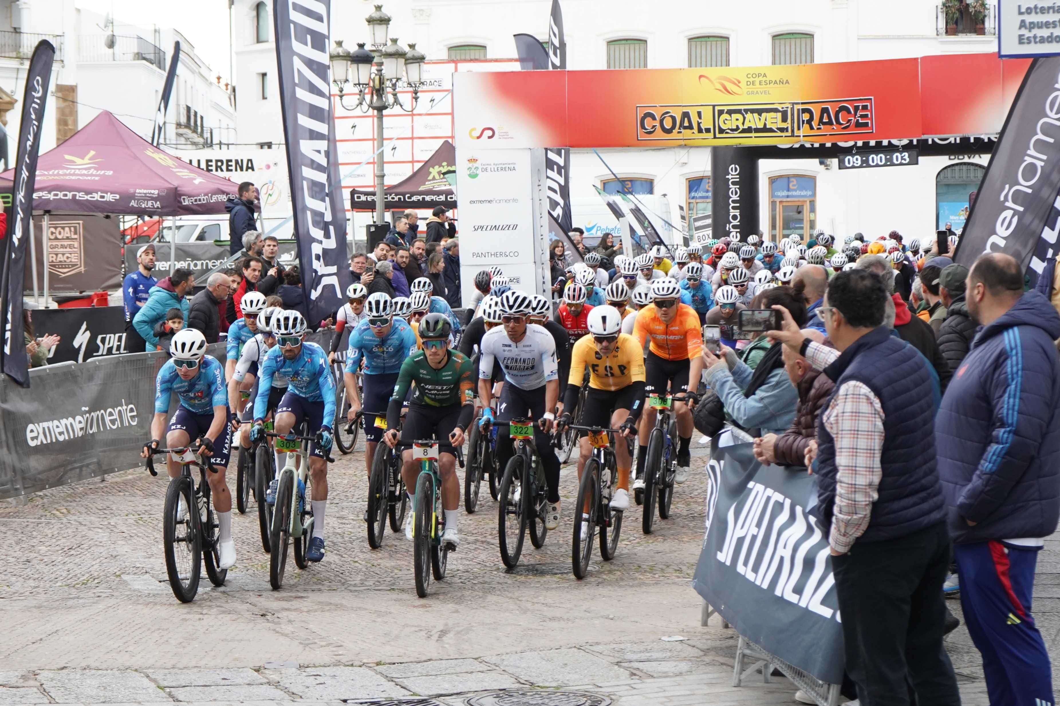 Pelotón de la Coal Gravel Race compitiendo por la Campiña Sur de Llerena