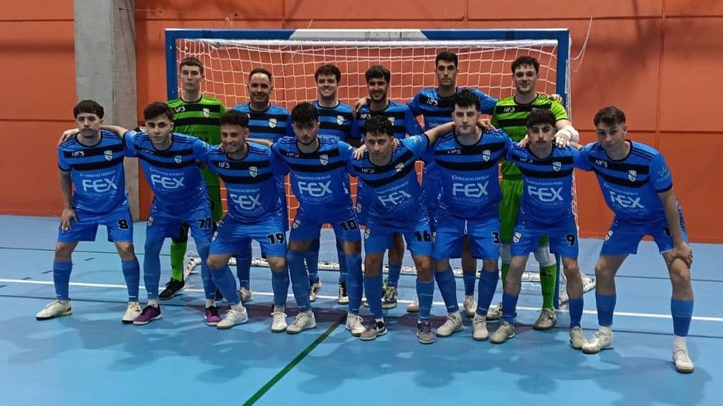 Jugadores de Fex Multiseguros Navalmoral durante la ida de la final del playoff de ascenso a Segunda B de fútbol sala