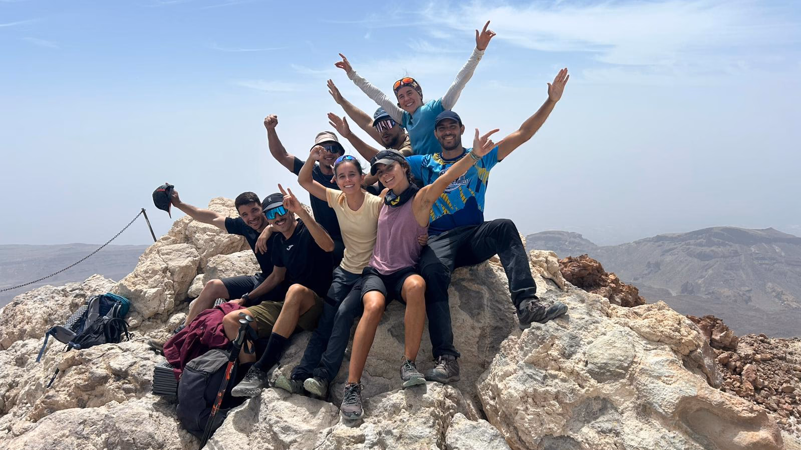 Expedición de ocho personas en la cima del Teide antes de iniciar el descenso