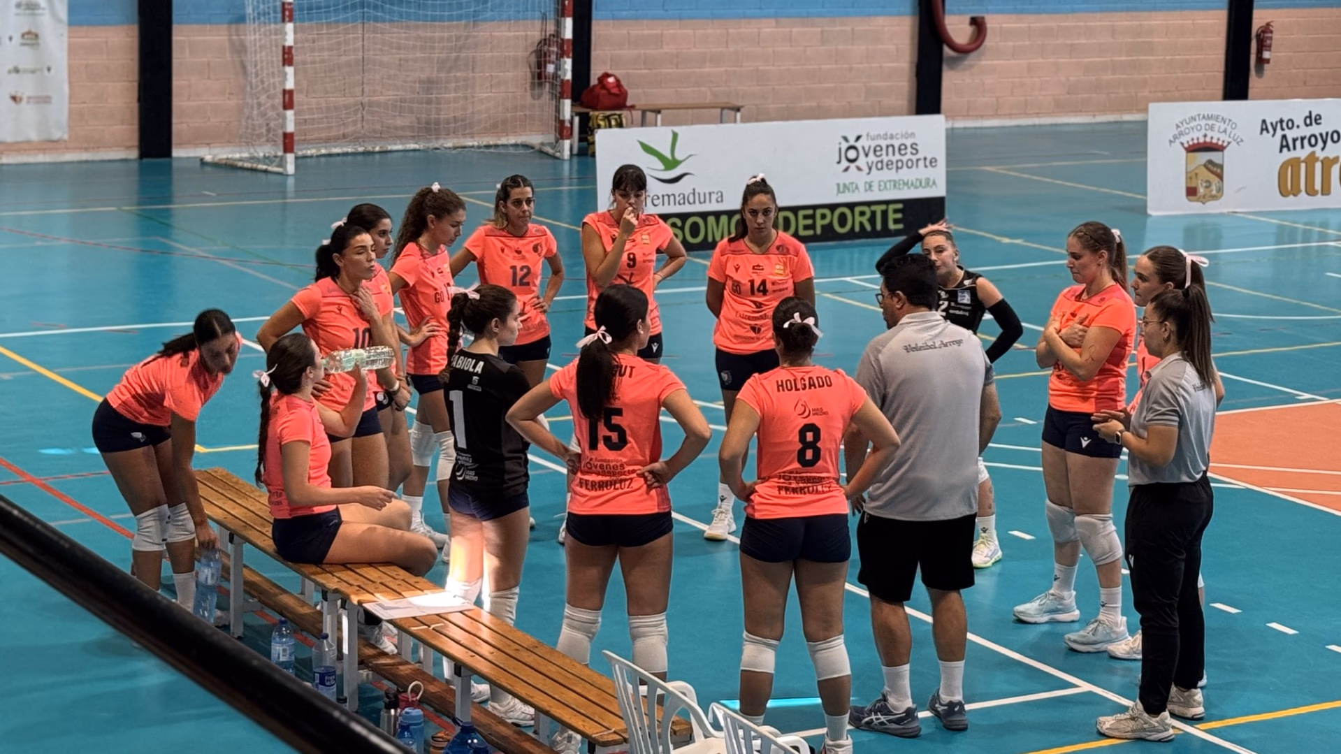 Jugadoras del Voleibol Arroyo durante un partido de Primera Nacional