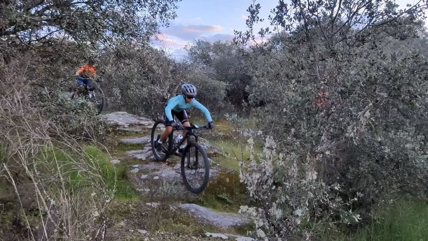 Jóvenes ciclistas extremeños durante una competición de bicicleta de montaña.